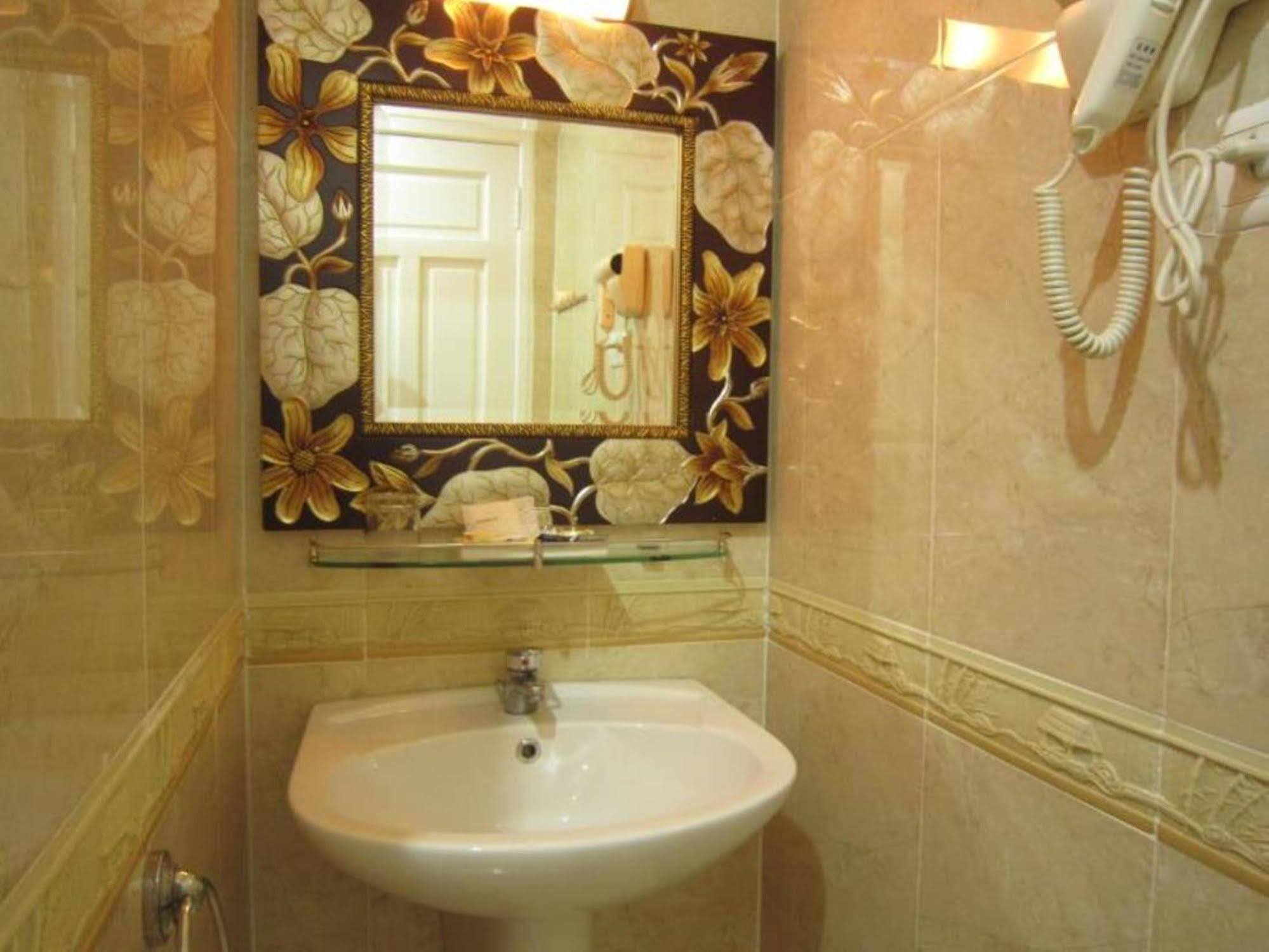 Hoang Thanh Thuy Airport Hotel 1 - Gan Am Thuc Dem Cho Hoang Hoa Tham Ho Chi Minh-stad Buitenkant foto