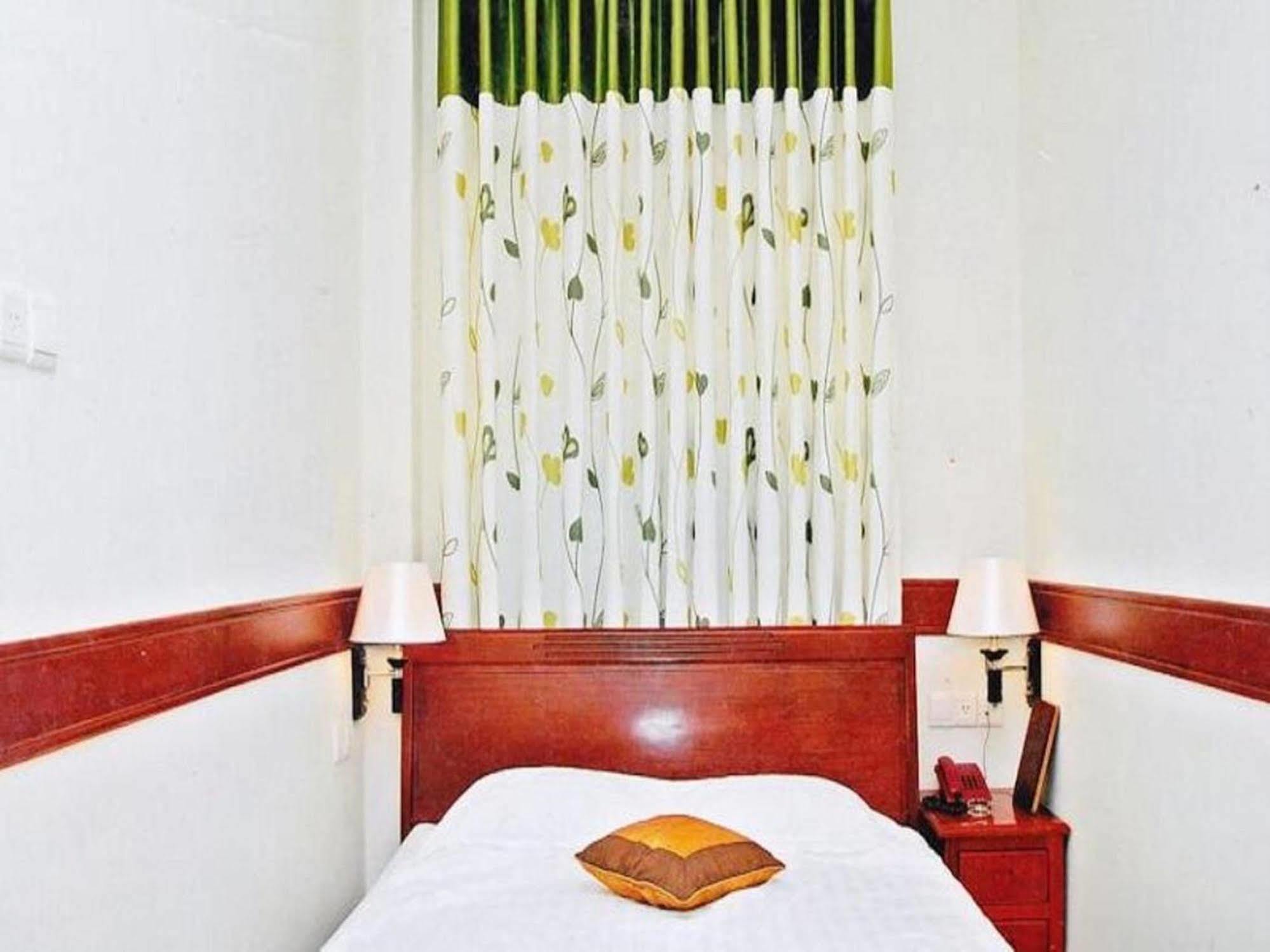 Hoang Thanh Thuy Airport Hotel 1 - Gan Am Thuc Dem Cho Hoang Hoa Tham Ho Chi Minh-stad Buitenkant foto